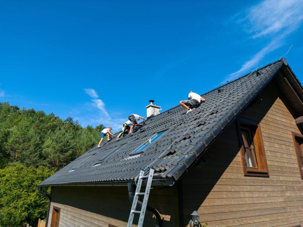 How to Find the Right Experts for Waterproof Roof Repair